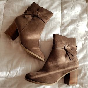 American Eagle Mallory Boots with Bow in Taupe